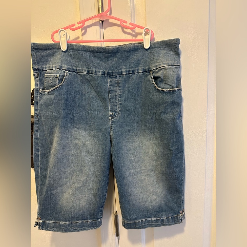 Ladies Gloria Vanderbilt All Around Slimming Effect denim shorts size 14